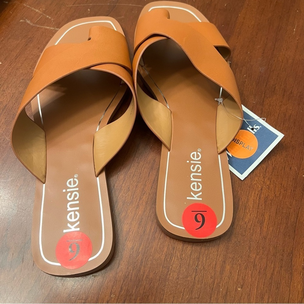 Women’s new Kensie brown and tan sandals size 6
